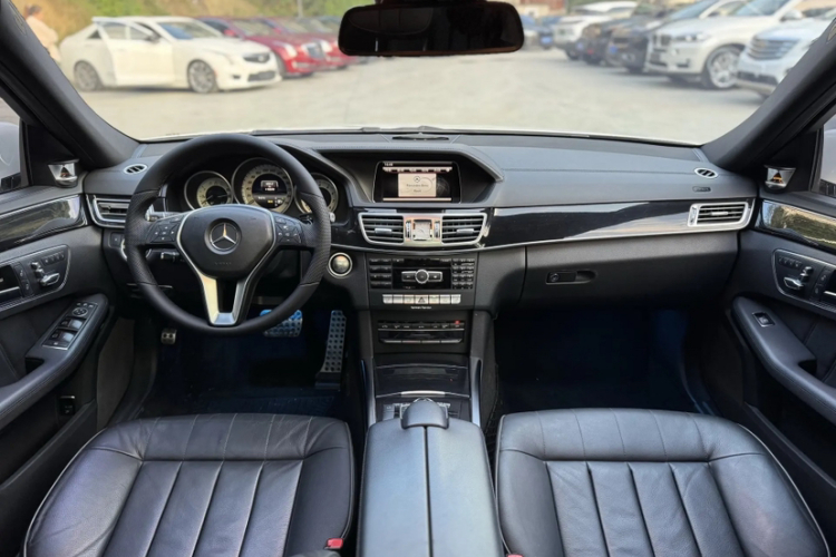 奔驰E级 2015款 E 320 L 运动型中控内饰7001