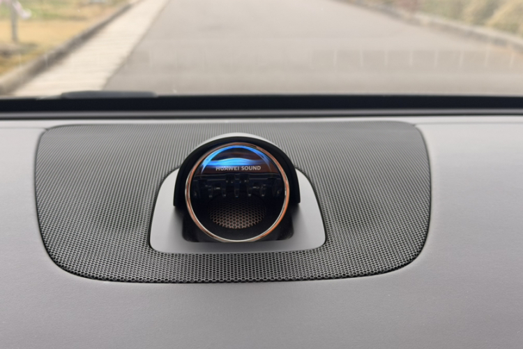 鸿蒙智行 智界R7 2024款 纯电 667km Pro中控内饰7012