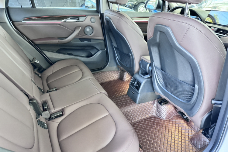 宝马X1 2022款 改款 xDrive25Li 尊享型中控内饰7006