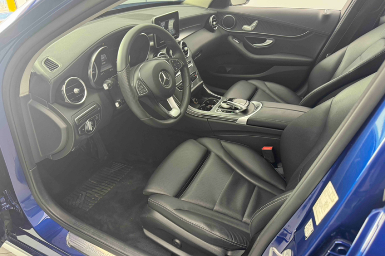 奔驰C级 2017款 C 180 L 运动版局部细节19