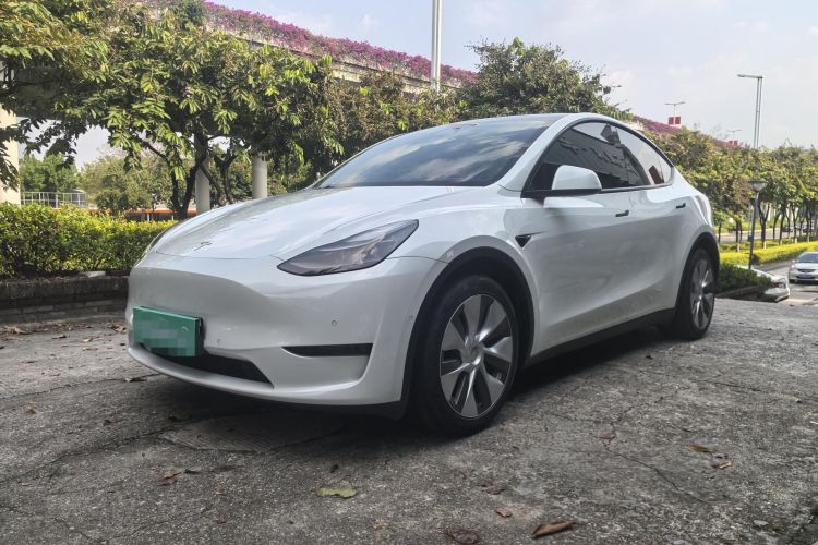 特斯拉 Model Y 2022款 长续航全轮驱动版车身外观1