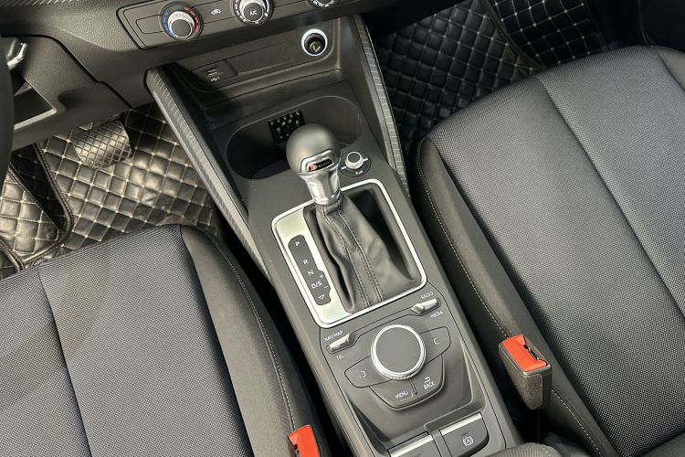 奥迪Q2L 2018款 35 TFSI 上市专享版 国VI中控内饰7003