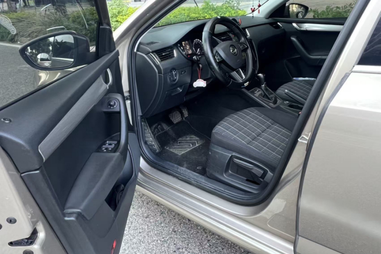 斯柯达 明锐 2019款 1.5L 自动智行舒适版 国V中控内饰7005