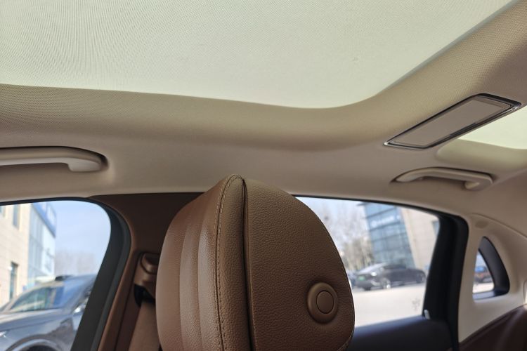 奔驰E级新能源 2023款 E 350 e L 插电式混合动力轿车中控内饰7002