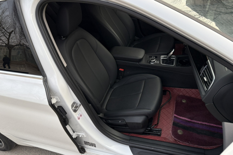 宝马1系 2022款 120i M运动版局部细节9009