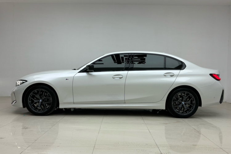 宝马3系 2025款 330Li M运动曜夜套装车身外观6007