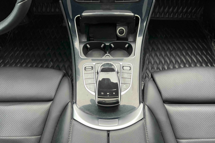 奔驰GLC轿跑 2017款 GLC 200 4MATIC 轿跑SUV中控内饰7009