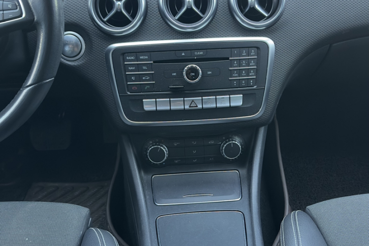 奔驰A级(进口) 2017款 A 200 动感型中控内饰7008