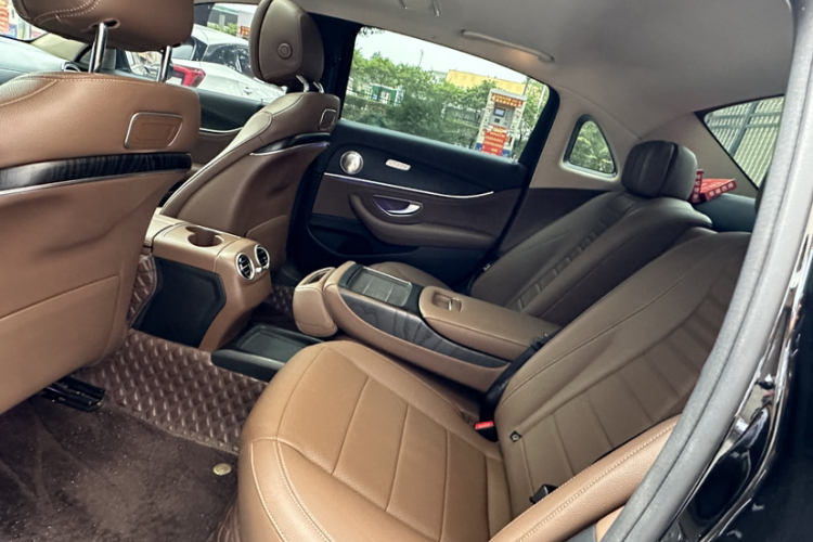 奔驰E级 2019款 E 200 L 运动型中控内饰7012