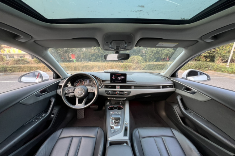 奥迪A4L 2017款 Plus 40 TFSI 进取型中控内饰7001