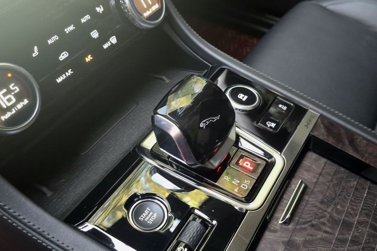 捷豹XFL 2021款 XFL 2.0T P250 两驱尊享豪华版局部细节18