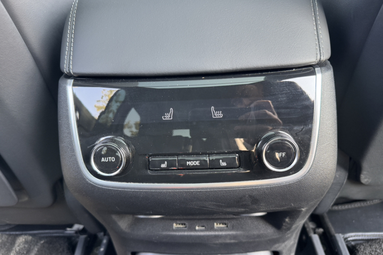 理想汽车 理想ONE 2020款 增程6座版中控内饰7006