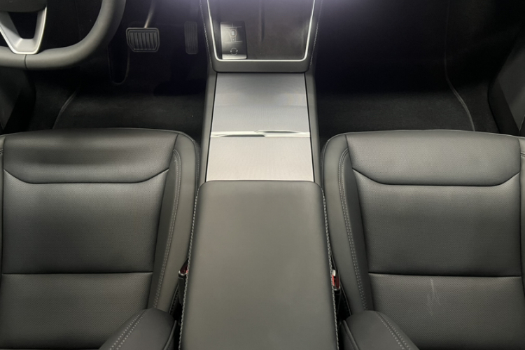 特斯拉 Model Y 2025款 后轮驱动版中控内饰7008