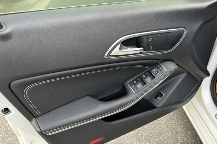 奔驰CLA 2016款 改款 CLA 200 动感型中控内饰7002