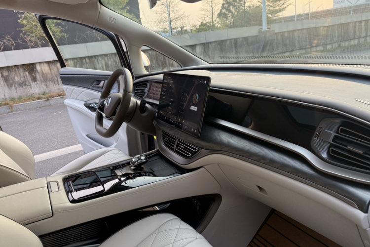 腾势D9 2022款 DM-i 1040 尊贵型中控内饰7007