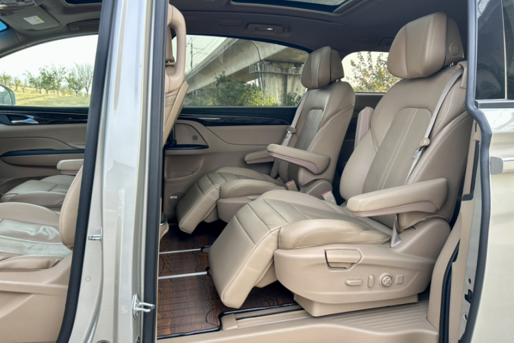 别克GL8 2017款 ES 28T 旗舰型 国V中控内饰7001