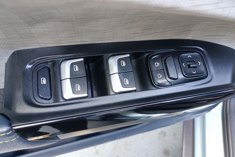 宝骏RM-5 2019款 1.5T CVT 24小时在线尊贵型 6座局部细节9004