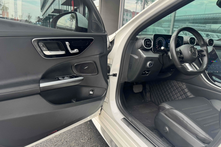 奔驰C级 2022款 改款 C 200 L 运动版中控内饰7004