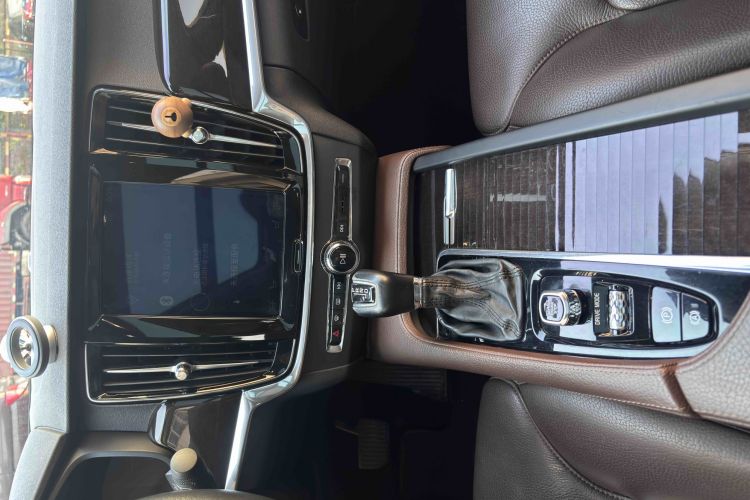 沃尔沃S90 2018款 T4 智远版中控内饰7004