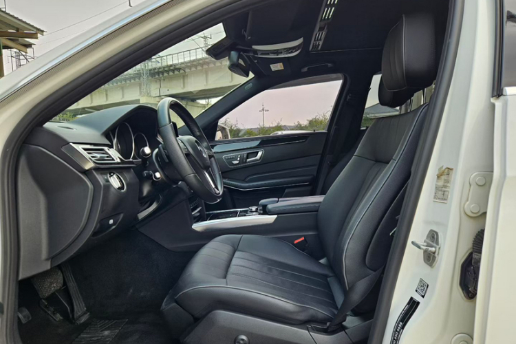 奔驰E级 2015款 改款 E 260 L 运动型中控内饰7002