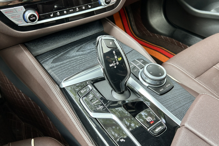 宝马5系 2022款 改款 530Li xDrive M运动套装中控内饰7004