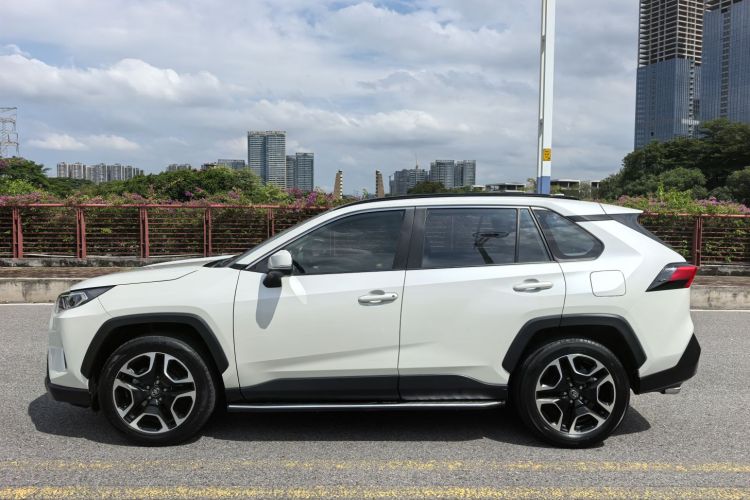 丰田 RAV4荣放 2020款 2.0L CVT四驱尊贵版车身外观6009