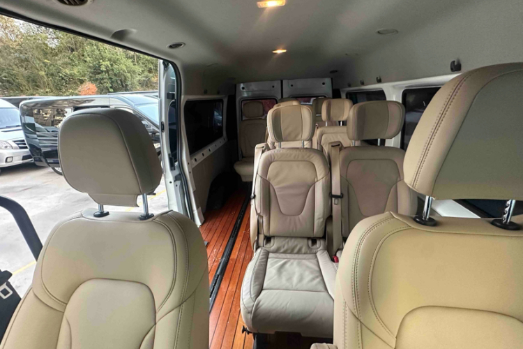 江铃福顺 2023款 2.0T 手动中轴中顶商务型9座 （非营运）中控内饰7008