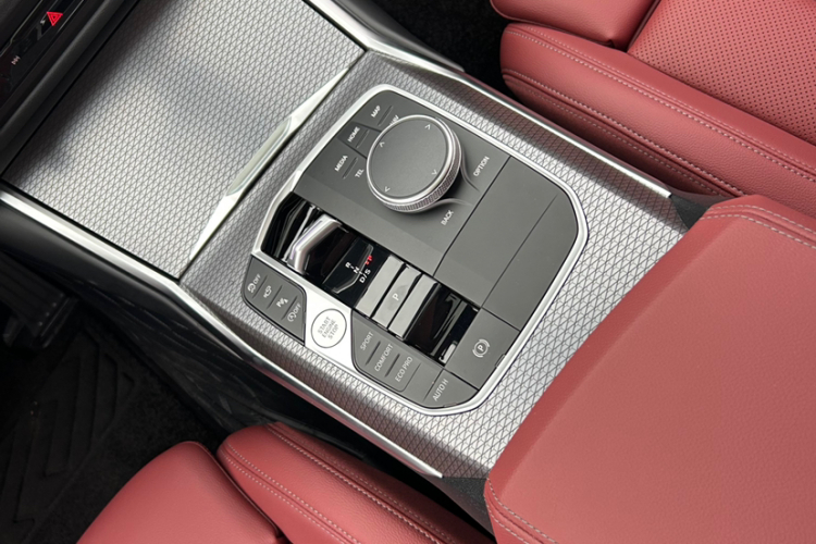 宝马3系 2025款 330Li M运动曜夜套装中控内饰7015