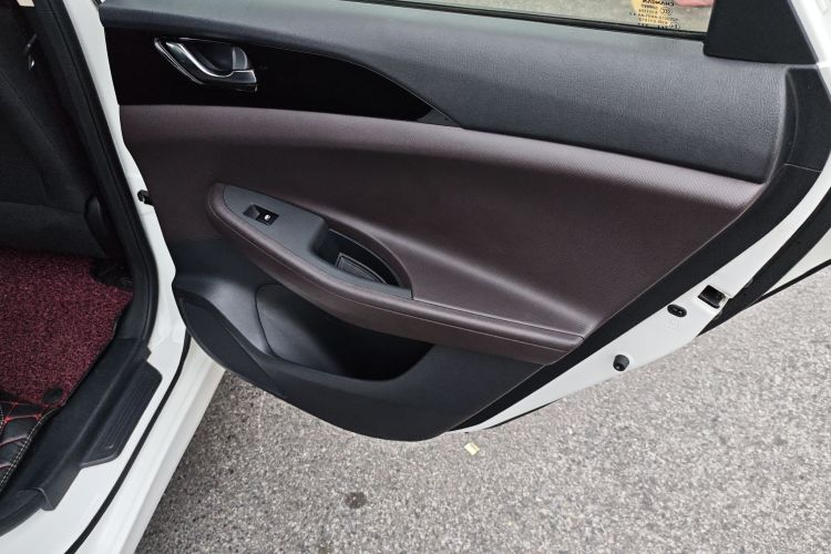 长安 逸动DT 2019款 1.6L 手动舒享型 国VI中控内饰7005