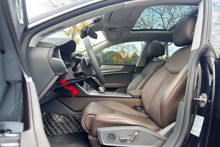 奥迪A7L 2022款 45 TFSI quattro S-line 见远型流晶套装中控内饰7002