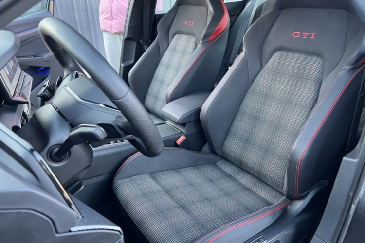 大众 高尔夫GTI 2025款 380TSI DSG GTI中控内饰7002