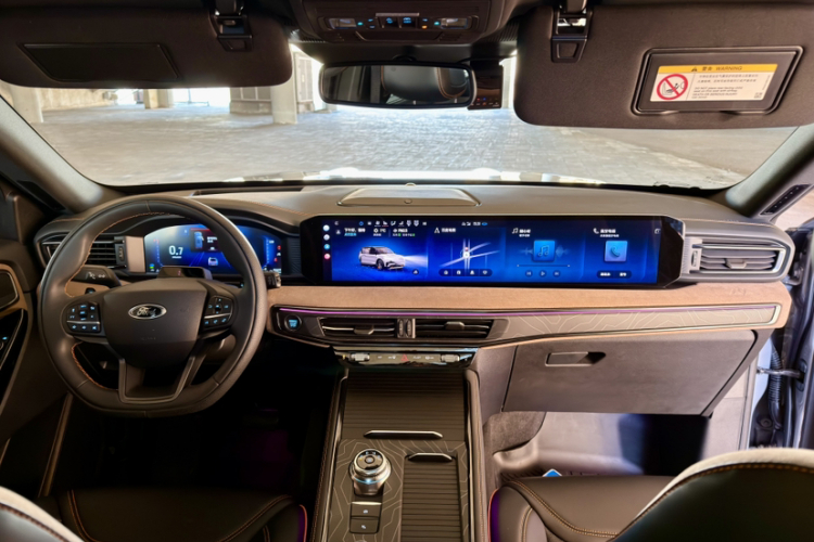 福特 探险者 2024款 2.3T EcoBoost 昆仑巅峰版 6座中控内饰7001
