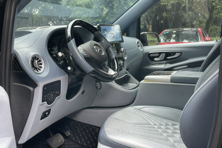 奔驰 威霆 2021款 2.0T 商务版 7座中控内饰7006