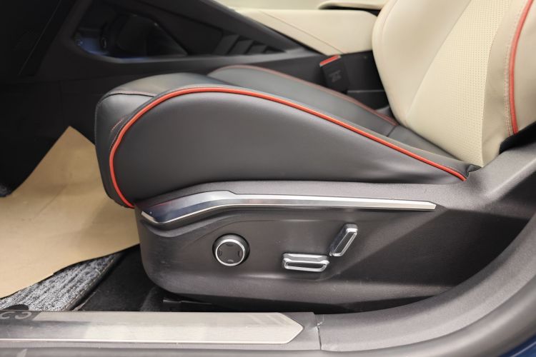 领克06 2020款 1.5T 耀Halo中控内饰7014