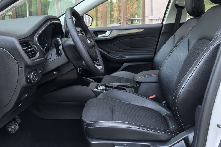 福特 福克斯 2020款 三厢 EcoBoost 180 自动锋潮型中控内饰7005