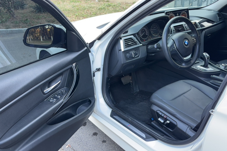 宝马3系 2017款 320Li M运动型中控内饰7011