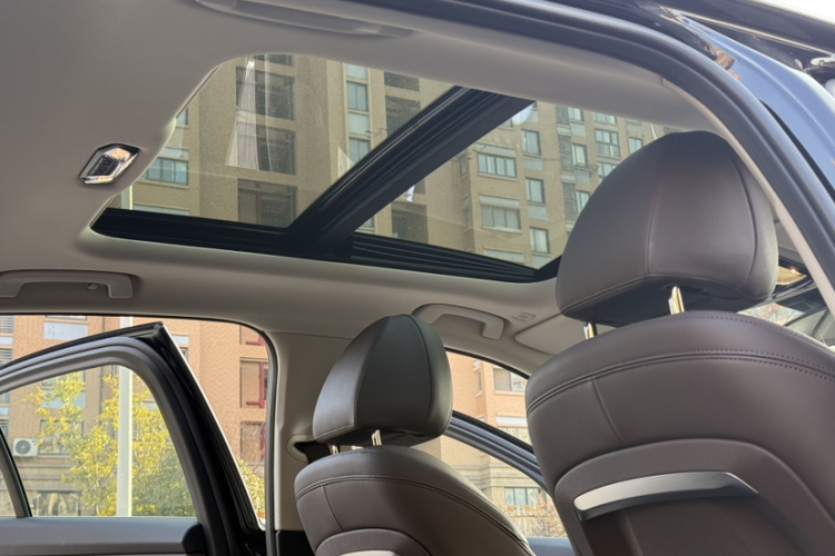 宝马3系 2024款 325Li M运动套装中控内饰7005