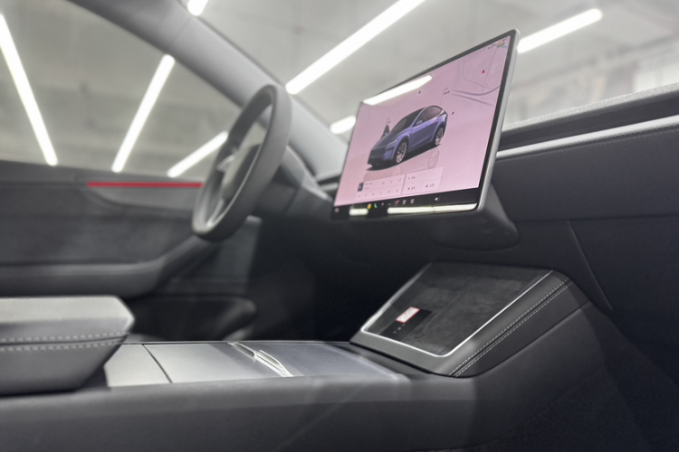 特斯拉 Model Y 2025款 长续航全轮驱动版中控内饰7004