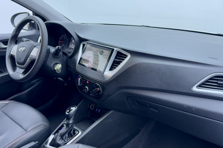 现代 悦纳 2016款 1.4L 自动炫酷版GLS中控内饰7001
