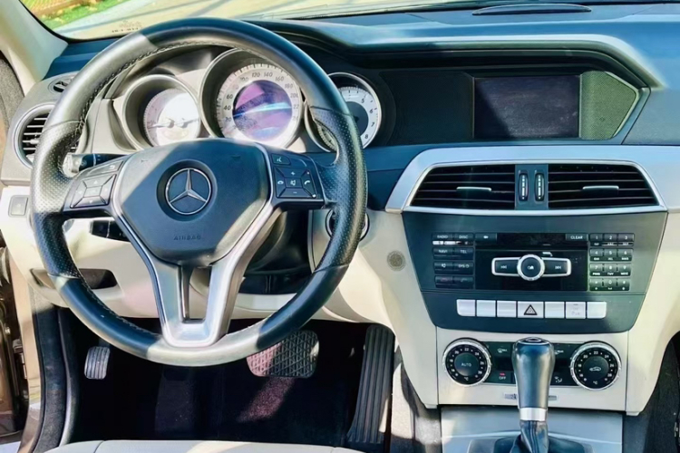 奔驰C级(进口) 2011款 C 200 时尚旅行版局部细节9006