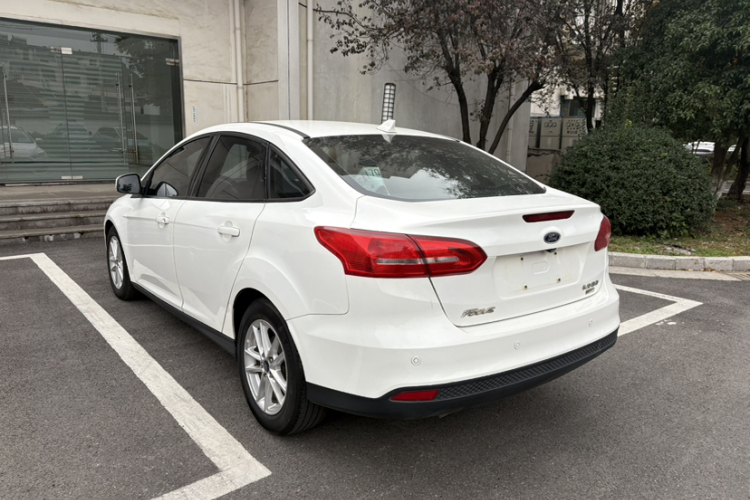 福特 福克斯 2018款 三厢经典 EcoBoost 125 自动超能风尚型智行版车身外观6006