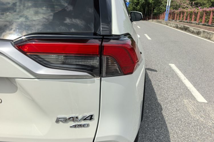 丰田 RAV4荣放 2020款 2.0L CVT四驱尊贵版车身外观6008