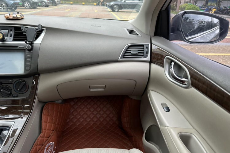 日产 轩逸 2012款 1.6XL CVT豪华版中控内饰7003