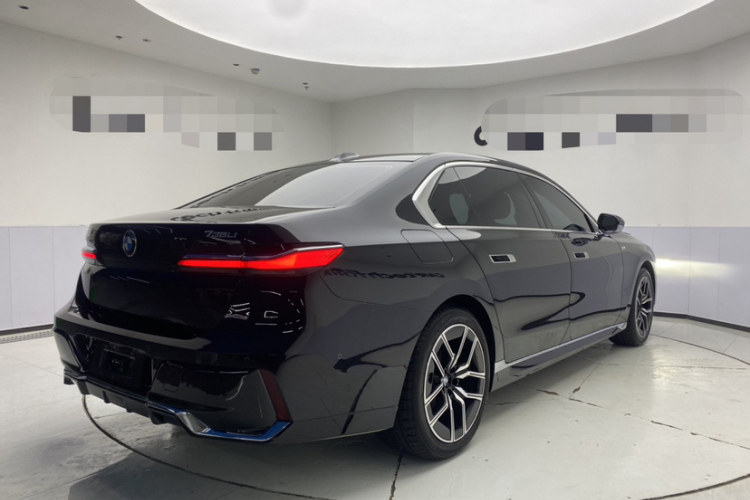 宝马7系 2023款 735Li M运动套装车身外观6005