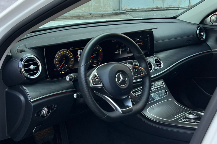 奔驰E级 2018款 改款 E 200 L 运动型 4MATIC中控内饰7004