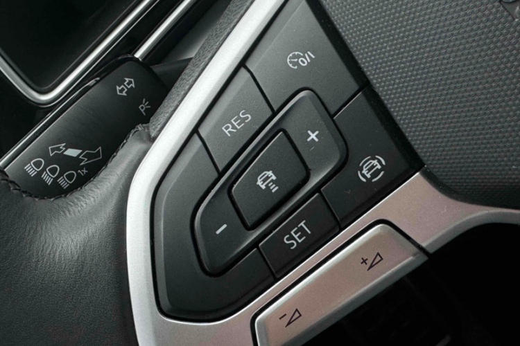 大众 途观L 2024款 出众款 330TSI 自动两驱R-Line龙耀版中控内饰7001