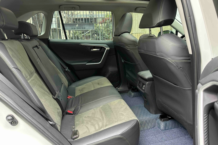 丰田 RAV4荣放 2023款 2.0L CVT四驱探险Plus版中控内饰7006