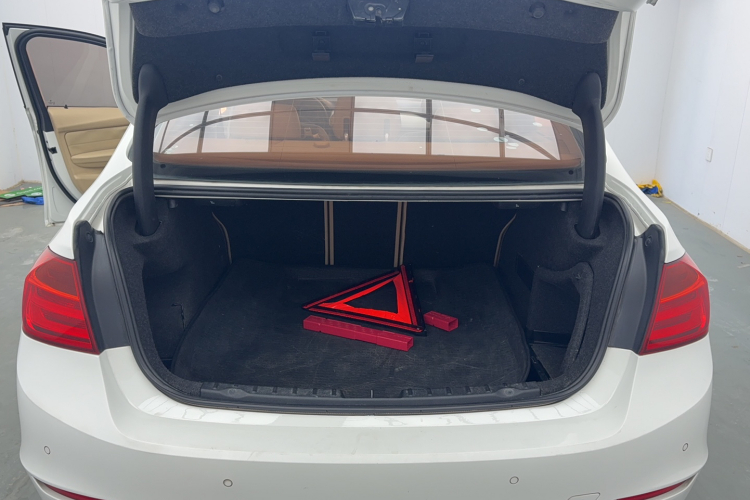 宝马3系 2013款 320i 时尚型局部细节23