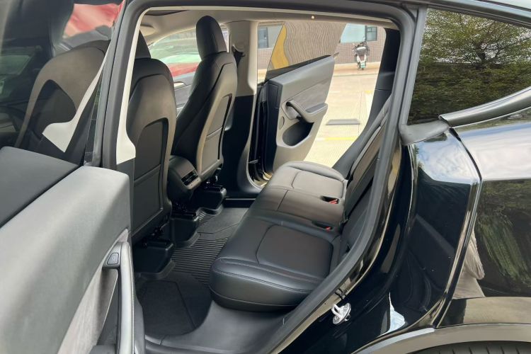 特斯拉 Model Y 2022款 改款 后轮驱动版中控内饰7004