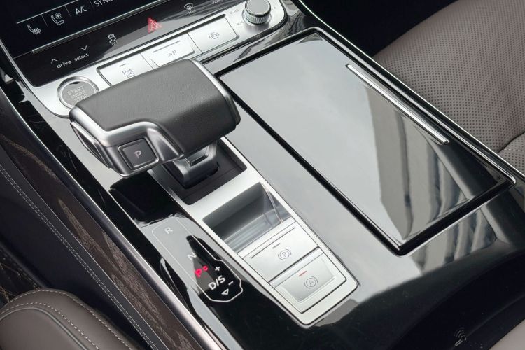 奥迪A8 2024款 A8L 50 TFSI quattro 臻选型中控内饰7003